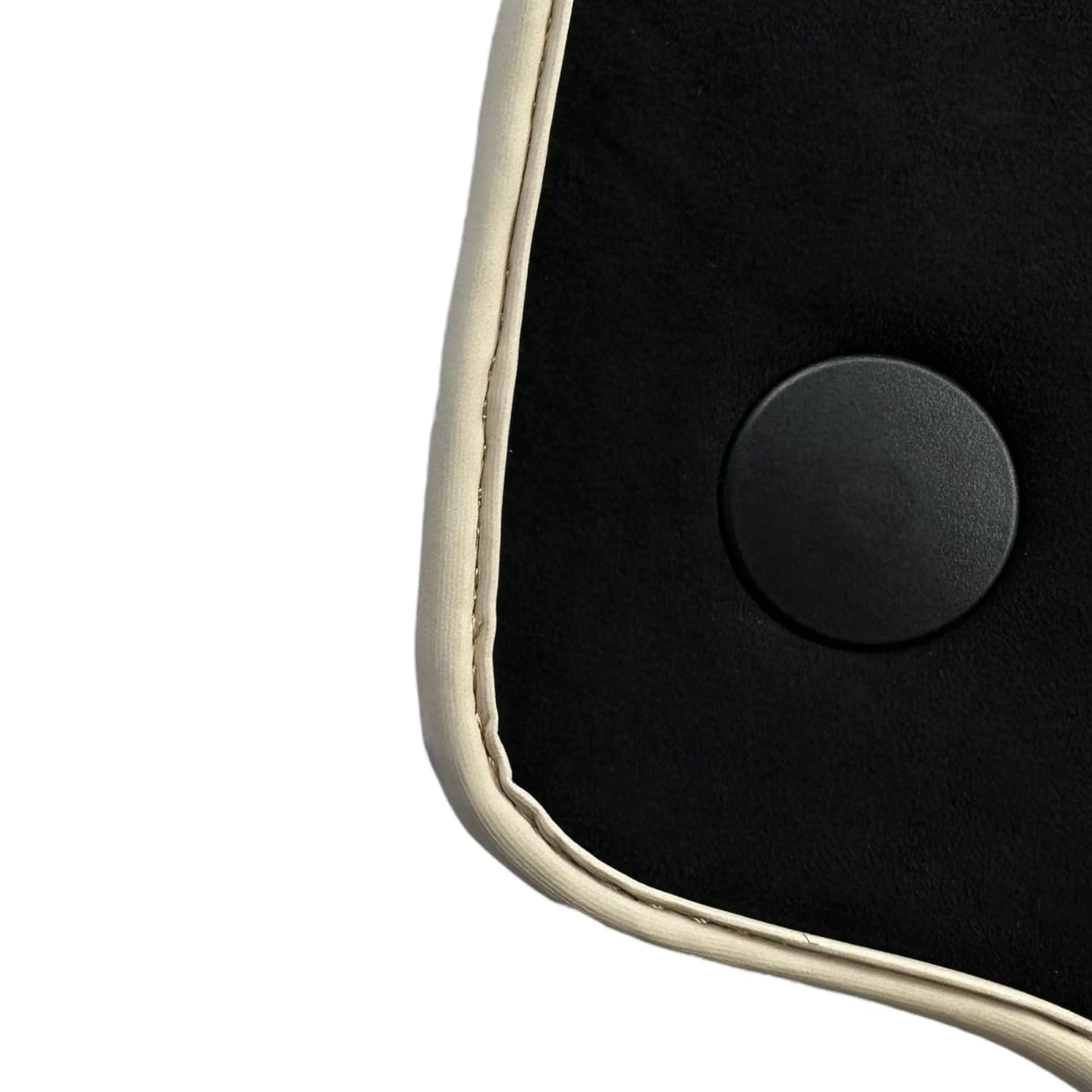 フェラーリ488専用フロアマット、高品質素材、車両保護を強化する精密フィット。